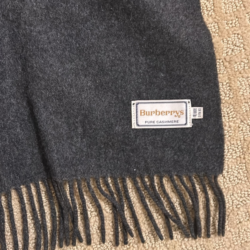 Burberry’s cashmere gray scarf with haymarket embroidered logo. - Picture 3 of 4